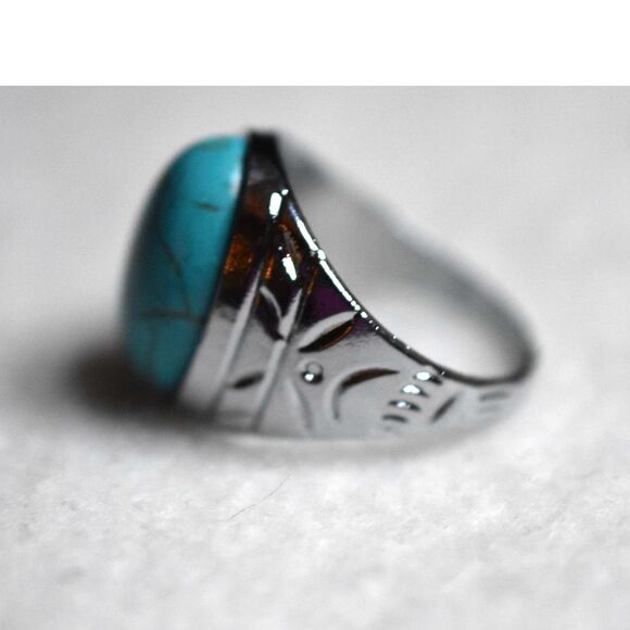 New Southwestern Large Oval Faux Turquoise Silver Tone Size 13 Unisex Ring - Picture 3 of 3